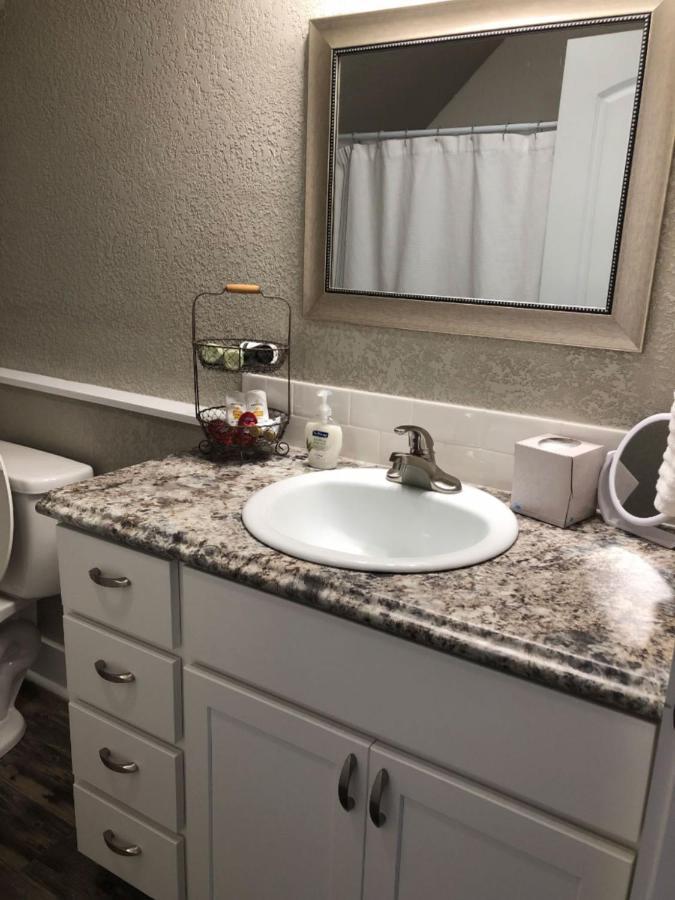 Spacious Rustic Downtown Market St 1 Bedroom Apt, Sleeps Up To 5, Steps To Honeywell & Eagles Theatre Wabash Luaran gambar